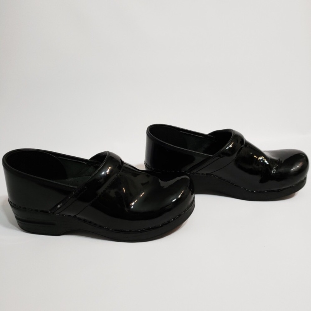 Black shiny danskos